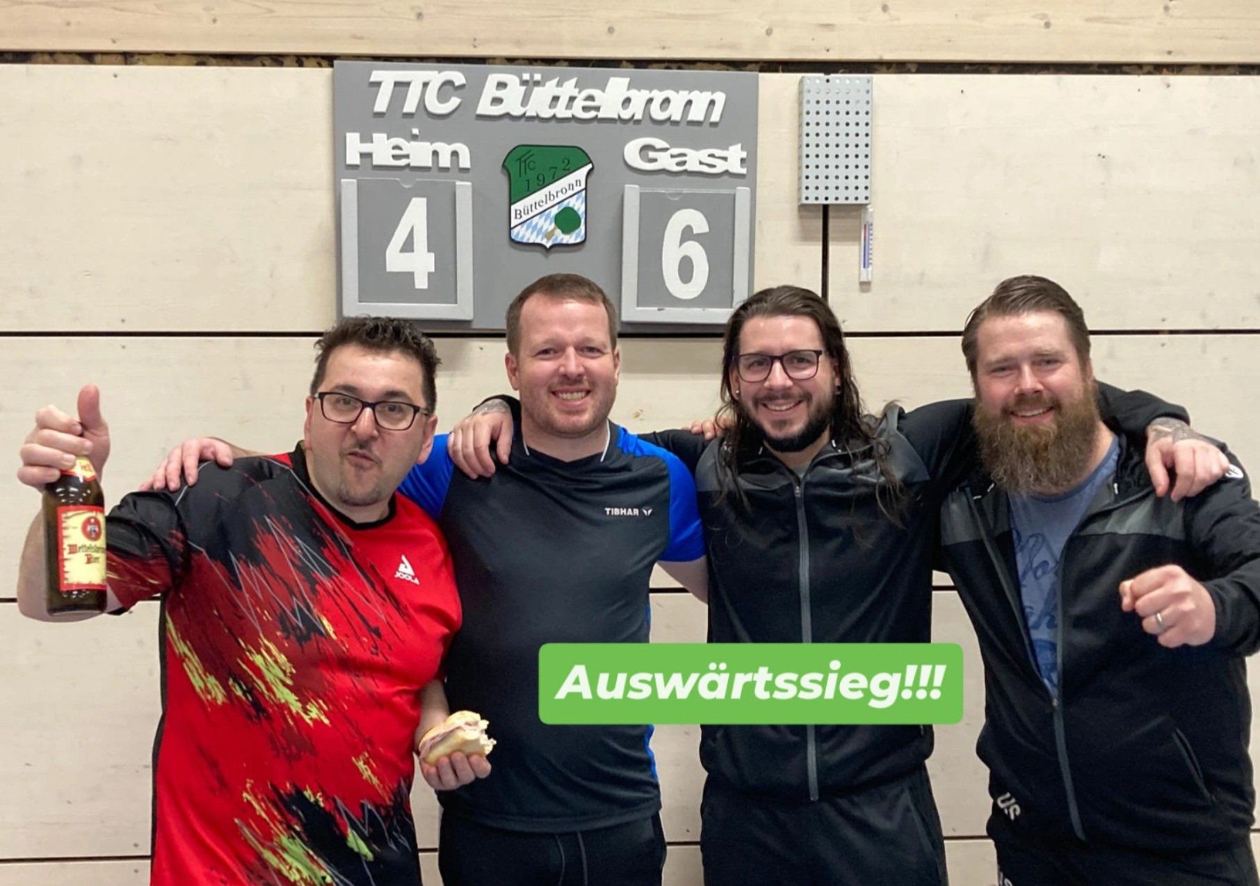 Siegesfoto einmal anders: anstelle des bereits heim gereisten Timo Westphal gesellte sich Aydin Dogan mit aufs Foto Siegesfoto einmal anders: anstelle des bereits heim gereisten Timo Westphal gesellte sich Aydin Dogan mit aufs Foto